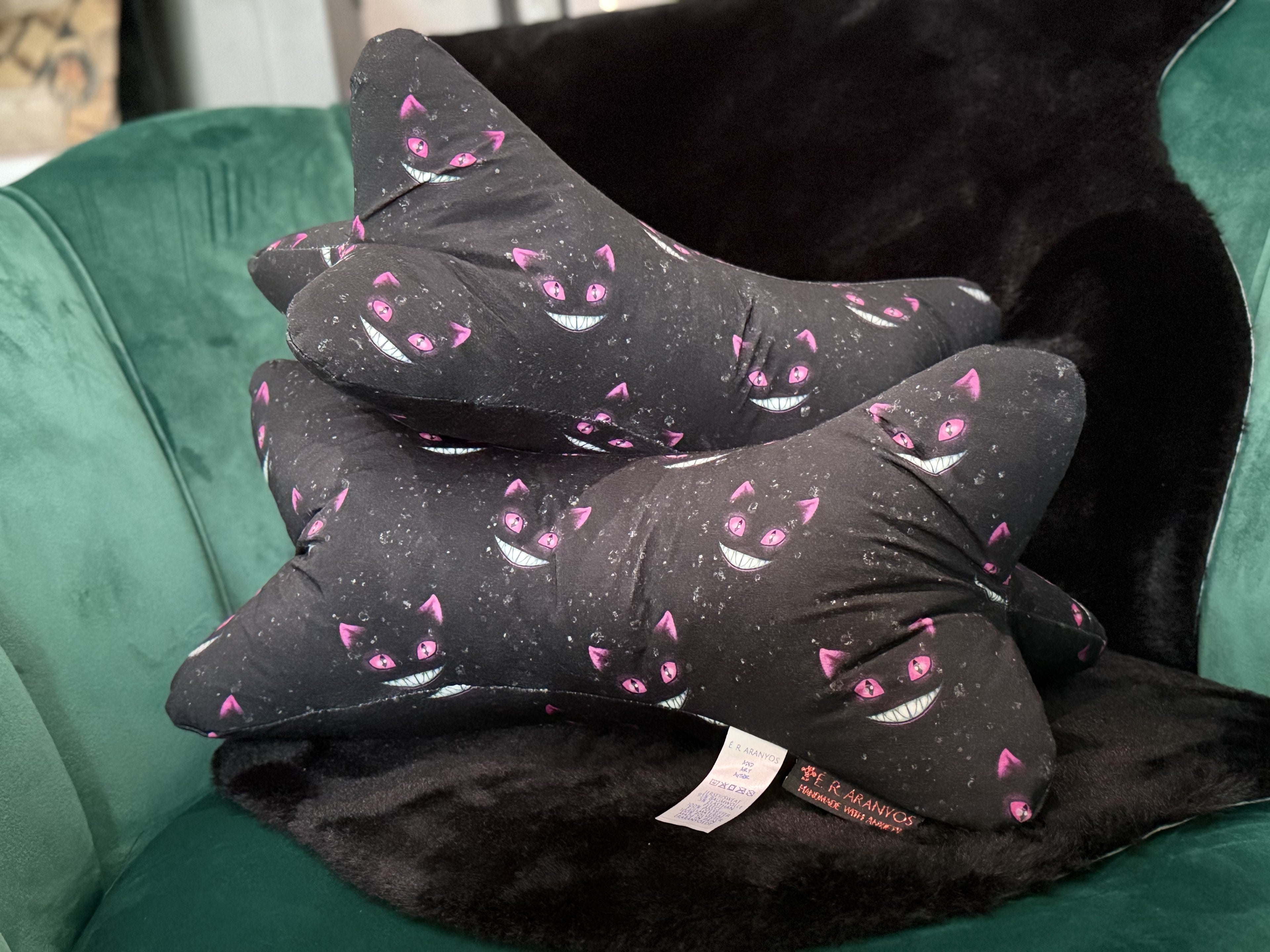 Leseknochen Grinsekatze Schwarz-Pink
